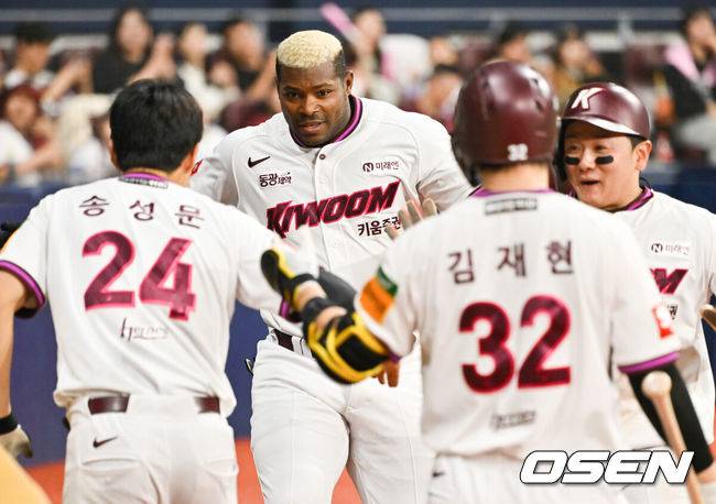 [OSEN=고척, 박준형 기자] 22일 오후 서울 고척스카이돔에서 ‘2025 신한 SOL BANK KBO리그’ 키움 히어로즈와 두산 베어스의 경기가 진행됐다.이날 키움은 하영민을 두산은 최승용을 선발투수로 내세웠다.3회말 2사 1루 키움 푸이그가 2점 홈런을 날리고 동료들의 축하를 받고 있다.    2025.04.22 / soul1014@osen.co.kr