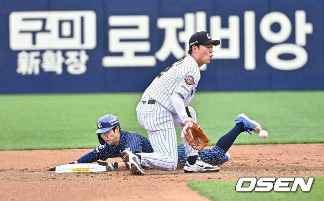 [OSEN=대구, 이석우 기자] 20일 대구삼성라이온즈파크에서 2025 신한 SOL 뱅크 KBO 리그 삼성 라이온즈와 롯데 자이언츠의 경기가 열렸다. 홈팀 삼성은 후라도가, 방문팀 롯데는 나균안이 선발 출전했다. 삼성 라이온즈 김지찬이 1회말 무사 1루 이재현 타석때 2루 도루를 성공하고 있다. 2025.04.20 / foto0307@osen.co.kr