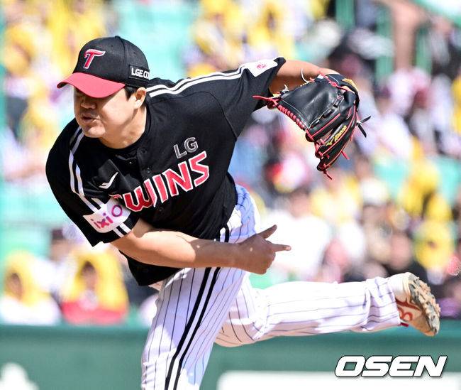 [OSEN=인천, 최규한 기자] 20일 오후 인천 SSG랜더스필드에서 ‘2025 신한 SOL Bank KBO리그’ SSG 랜더스와 LG 트윈스의 경기가 열렸다.이날 홈팀 SSG은 드류 앤더슨, 방문팀 LG는 김주온을 선발로 내세웠다.4회말 2사 2루 상황 마운드에 오른 LG 장현식이 힘차게 공을 뿌리고 있다. 2025.04.20 / dreamer@osen.co.kr