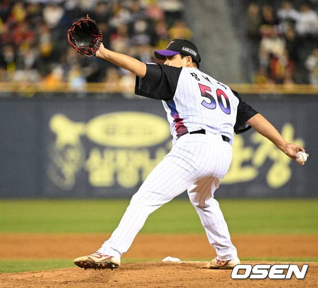 [OSEN=잠실, 이대선 기자] 4일 오후 서울 잠실야구장에서 2025 신한 SOL Bank KBO리그 LG 트윈스와 KIA 타이거즈의 경기가 열렸다.LG는 송승기, KIA는 양현종을 선발 투수로 내세웠다.8회초 무사에서 LG 장현식이 역투하고 있다. 2025.04.04 /sunday@osen.co.kr