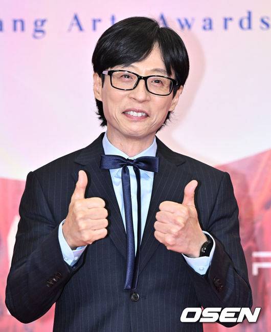 [OSEN=조은정 기자]제 60회 백상예술대상 레드카펫 행사가 7일 서울 강남구 코엑스에서 열렸다.'60회 백상예술대상’에는 지난 1년간 TV·영화·연극 분야에서 활약한 대중문화 예술계 종사자들이 총출동한다. 지난해에 이어 관객과 함께 즐기는 축제의 장이다. 백상만의 품격 있는 시상식으로 관객들의 눈과 귀를 즐겁게 할 예정이다. 올해도 신동엽·수지·박보검이 MC를 맡아 믿고 보는 진행력을 자랑한다.&nbsp;방송인 유재석이 레드카펫을 밟고 있다.  2024.05.07 /cej@osen.co.kr