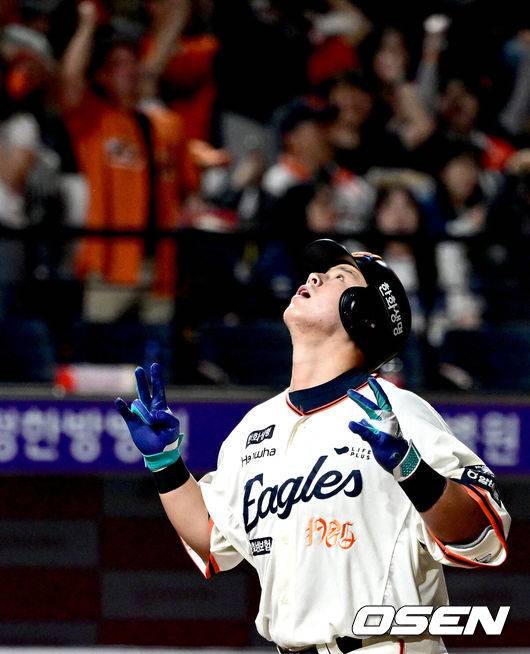 [OSEN=대전, 최규한 기자] 18일 오후 대전 한화생명 볼파크에서 ‘2025 신한 SOL Bank KBO리그’ 한화 이글스와 NC 다이노스의 경기가 열렸다.홈팀 한화는 엄상백, 방문팀 NC는 로건 앨런을 선발로 내세웠다.4회말 1사 주자없는 상황 한화 노시환이 달아나는 좌월 솔로포를 날리고 홈을 밟으며 기뻐하고 있다. 2025.04.18 / dreamer@osen.co.kr