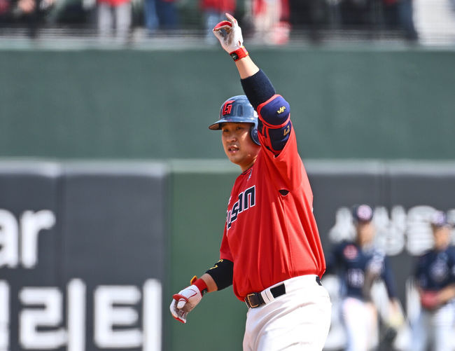 [OSEN=부산, 이석우 기자] 6일 부산 사직야구장에서 2025 신한 SOL 뱅크 KBO 리그 롯데 자이언츠와 두산 베어스의 경기가 열렸다. 홈팀 롯데는 데이비슨이, 방문팀 두산은 김유성이 선발로 출전했다.롯데 자이언츠 유강남이 1회말 2사 1,2루 좌익수 왼쪽 팬스 맞히는 2타점 2루타를 치고 세리머니를 하고 있다. 2025.04.06 / foto0307@osen.co.kr