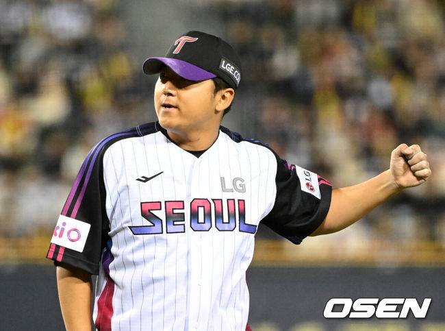 [OSEN=잠실, 이대선 기자] 4일 오후 서울 잠실야구장에서 2025 신한 SOL Bank KBO리그 LG 트윈스와 KIA 타이거즈의 경기가 열렸다.LG는 송승기, KIA는 양현종을 선발 투수로 내세웠다.5회초 2사 1루에서 LG 송승기가 KIA 최원준을 땅볼로 처리하고 환호하고 있다. 2025.04.04 /sunday@osen.co.kr