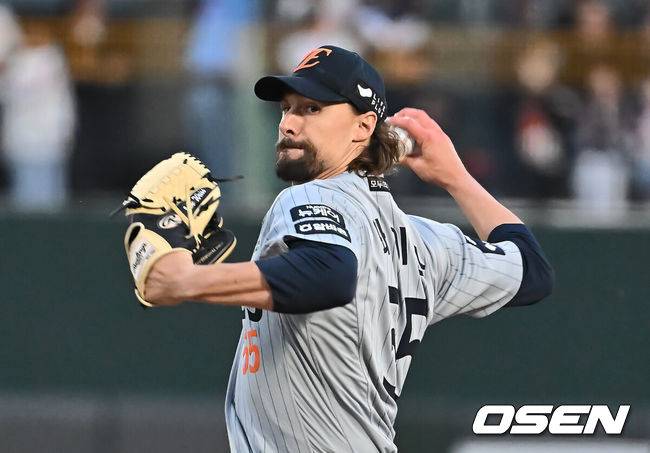 [OSEN=부산, 이석우 기자] 23일 부산 사직야구장에서 2025 신한 SOL 뱅크 KBO 리그 롯데 자이언츠와 한화 이글스의 경기가 열렸다. 홈팀 롯데는 반즈, 방문팀 한화는 와이스가 선발 출전했다.한화 이글스 선발 투수 와이스가 역투하고 있다. 2025.04.23 / foto0307@osen.co.kr