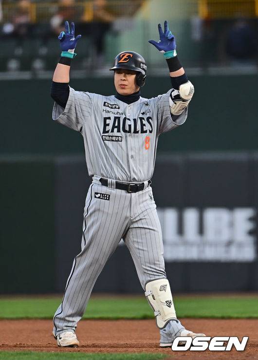 [OSEN=부산, 이석우 기자] 23일 부산 사직야구장에서 2025 신한 SOL 뱅크 KBO 리그 롯데 자이언츠와 한화 이글스의 경기가 열렸다. 홈팀 롯데는 반즈, 방문팀 한화는 와이스가 선발 출전했다.한화 이글스 노시환이 1회초 1사 1,2루 좌익수 앞 1타점 안타를 치고 세리머니를 하고 있다. 2025.04.23 / foto0307@osen.co.kr