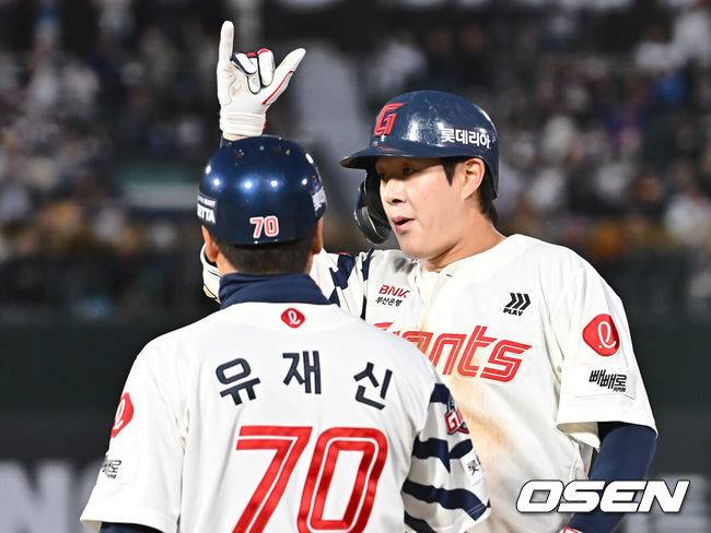 [OSEN=부산, 이석우 기자] 23일 부산 사직야구장에서 2025 신한 SOL 뱅크 KBO 리그 롯데 자이언츠와 한화 이글스의 경기가 열렸다. 홈팀 롯데는 반즈, 방문팀 한화는 와이스가 선발 출전했다.롯데 자이언츠 나승엽이 2회말 무사 2루 중견수 앞 1타점 안타를 치고 세리머니를 하고 있다. 2025.04.23 / foto0307@osen.co.kr