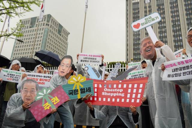 ▲ 시민단체 자주통일평화연대와 전국민중행동은 4월 22일 서울 종로구 정부서울청사 앞에서 '한미 2+2 협의에 즈음한 긴급 기자회견'을 열고 "미 트럼프 정부의 부당한 통상-안보 압박 규탄한다", "내란 공범 한덕수-최상목은 매국 협상 중단하고 사퇴하라"라고 외쳤다. 기자회견은 '내란청산·사회대개혁 비상행동'이 후원했다. ⓒ비상행동