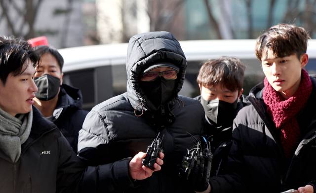 ▲2018년 지방선거 당시 공천을 받게 해주겠다며 거액을 수수한 혐의를 받는 무속인 '건진법사' 전성배씨가 9일 오후 서울 양천구 서울남부지방법원에서 열린 구속 전 피의자 심문(영장실질심사)에 출석하고 있다. ⓒ연합뉴스