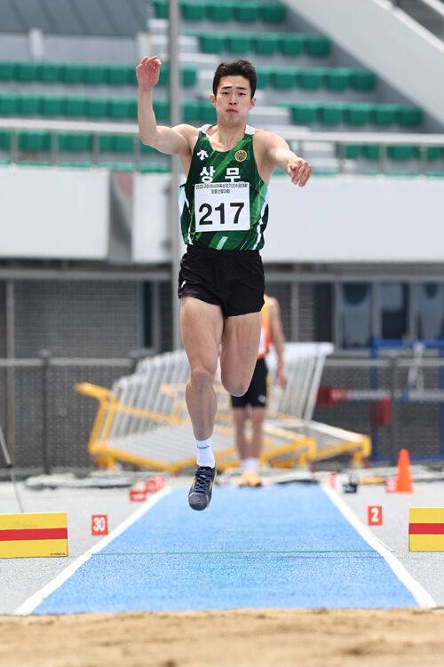 김장우가 23일 경북 구미시민운동장에서 열린 2025 구미 아시아육상선수권 최종 선발대회 남자 세단뛰기에서 도약하고 있다.