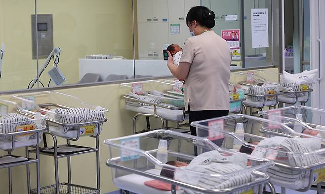 인천의 한 병원에서 의료진이 신생아들을 보살피고 있다. 연합뉴스