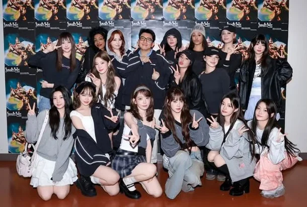 방시혁이 하이브 걸그룹들과 단체 사진을 찍었다. 인스타그램 캡처.