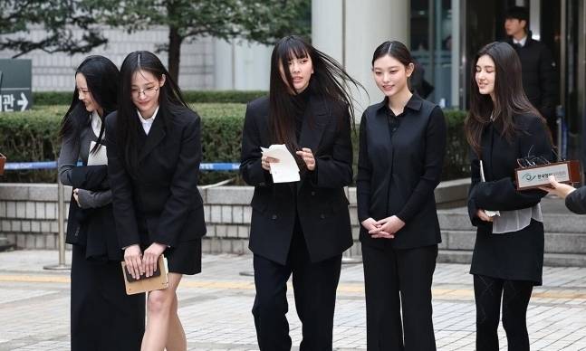 2025년 3월7일 걸그룹 뉴진스가 서울 서초구 서울중앙지방법원에서 열린 '기획사 지위보전 및 광고계약 체결 등 금지' 가처분 신청의 심문기일을 마친 뒤 법원 청사를 나서며 취재진 질문에 답하고 있다. 연합뉴스.