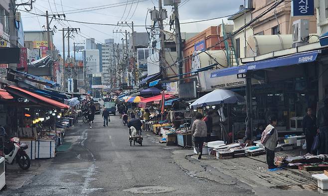 22일 오후 경북 최대 전통시장인 포항 죽도시장이 오가는 손님이 없어 다소 썰렁한 모습을 보이고 있다.