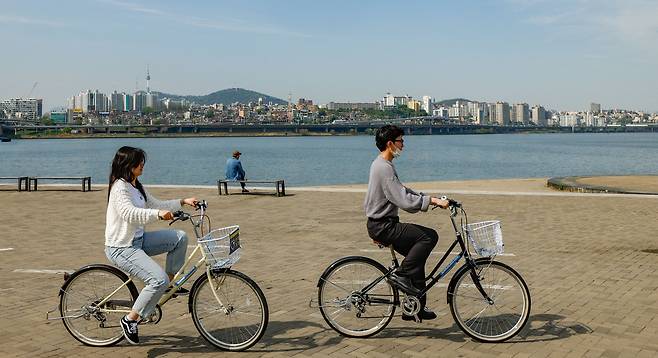 서울 낮 최고기온 24도로 초여름 날씨를 보인 23일 서울 서초구 잠수교, 반포한강공원에서 시민들이 자전거를 타고 있다.