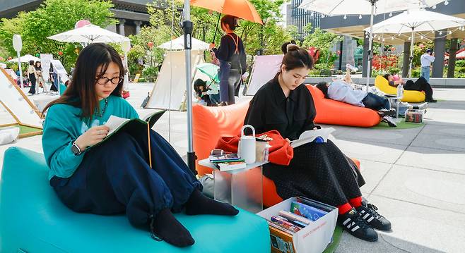 세계 책과 저작권의 날인 23일 서울 종로구 광화문광장 '광화문책마당'에서 시민과 관광객들이 책을 읽고 있다.