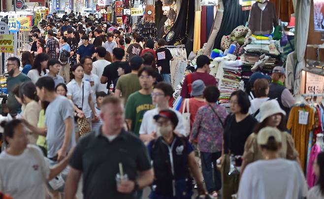 지난 20일 오후 대구 중구 서문시장에 장을 보러 온 시민들로 북적이고 있다. 김덕용 기자&nbsp;