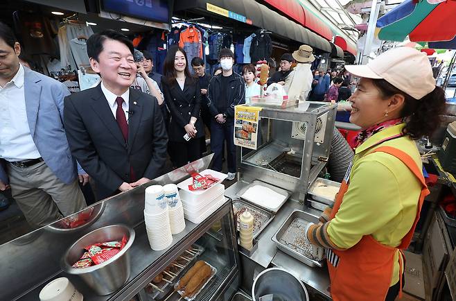지난 11일 안철수 국민의힘 대선 경선&nbsp;후보가&nbsp;대구 중구 서문시장을 찾아 상인들과 인사하고 있다. 대구=연합뉴스