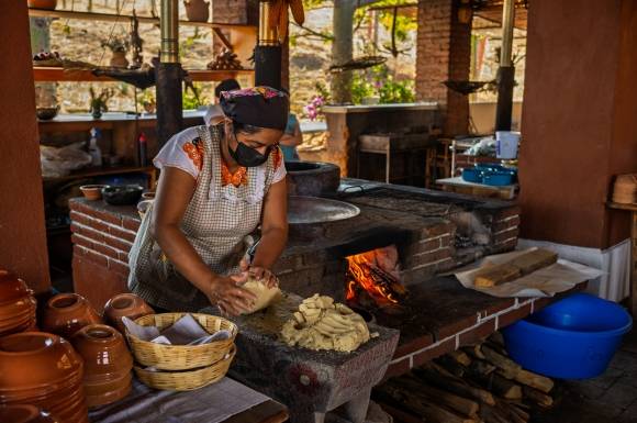멕시코 오악사카 지방의 한 식당에서 마사를 반죽하고 있는 모습. 손으로 만든 수제 토르티야는 모양이 거칠지만 기계식 토르티야와는 다른 깊은 맛과 질감을 느낄 수 있다.