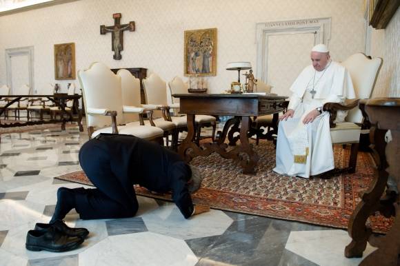 한국식 큰절 받는 교황 - 88세의 나이로 선종한 프란치스코(오른쪽) 교황이 지난 2020년 10월 23일 이임 인사를 하는 이백만 전 주교황청 대사의 큰절을 받고 있다. 이 전 대사는 당시 프란치스코 교황이 많이 놀랐지만, 한국에서 큰절의 의미를 설명하니 기쁘게 받아줬다고 전했다. 이백만 전 주교황청 대사 제공