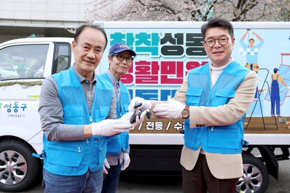 정원오(오른쪽) 서울 성동구청장이 지난 16일 성동광진교육지원청﻿에서 열린 ‘착착성동생활민원기동대’ 전용차량 교체 축하식에서 강성열 반장에게 차 키를 전달하고 있다. 성동구 제공