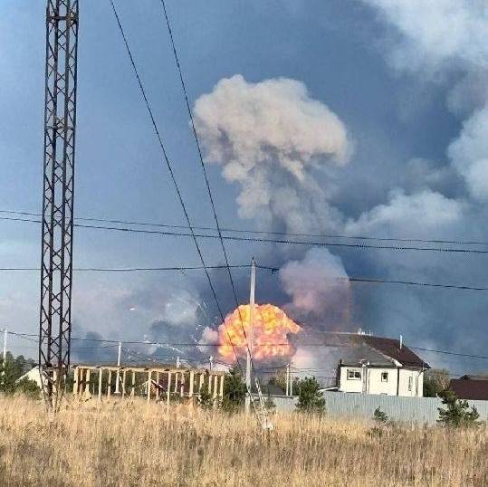22일(현지시간) 러시아 블라디미르주 키르자흐지구 바르소보 마을에 있는 러시아 국방부 산하 미사일포병총국(GRAU)의 제51 무기고에서 대형 폭발이 발생했다고 러시아, 우크라이나 매체들이 보도했다. 사진은 인근 주민이 포착한 폭발 순간. 2025.4.22 텔레그램