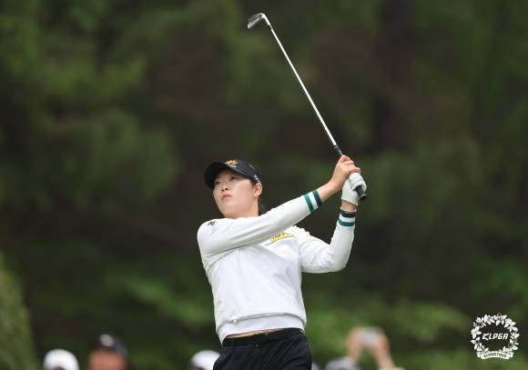 아이언 티샷하는 방신실 - 아이언 티샷하는 방신실     (서울=연합뉴스) 방신실이 20일 경남 김해 가야CC에서 열린 ‘넥센 세인트나인 마스터즈’ FR 2번홀에서 아이언 티샷하고 있다. 2025.4.20 [KLPGT 제공. 재판매 및 DB 금지]     photo@yna.co.kr (끝)   <저작권자(c) 연합뉴스, 무단 전재-재배포, AI 학습 및 활용 금지>