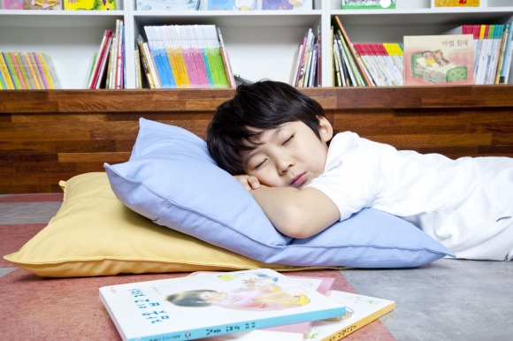 책을 읽다 잠든 어린이. 기사 내용과 직접적인 연관은 없음. 자료 : 아이클릭아트