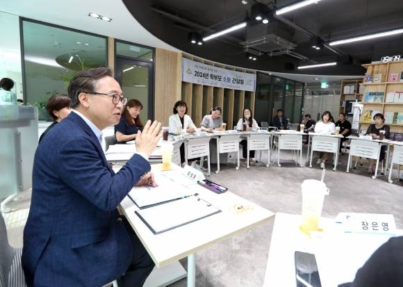 유성훈 서울 금천구청장이 학부모와 소통 간담회에서 교육정책에 대해 논의하고 있다. 금천구 제공