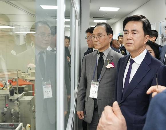 김태흠 충남지사와 박상돈 천안시장이 디스플레이 혁신공정센터를 둘러보고 있다. 도 제공