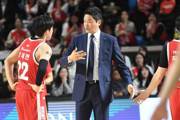 전희철 서울 SK 감독이 1월 3일 서울 잠실학생체육관에서 열린 2024~25 프로농구 정규시즌 고양 소노와의 홈 경기에서 오재현에게 작전을 지시하고 있다. KBL 제공