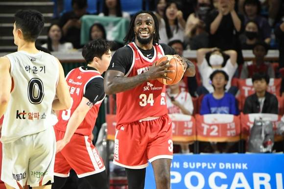 서울 SK 자밀 워니가 23일 서울 잠실학생체육관에서 열린 2024~25 프로농구 4강 플레이오프(PO) 1차전 수원 kt와의 홈 경기에서 공을 쥐고 있다. KBL 제공