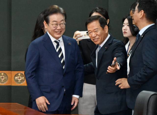 이재명(왼쪽) 더불어민주당 대선 예비후보가 21일 서울 여의도 금융투자협회에서 열린 자본시장 활성화를 위한 정책간담회에서 서유석 금융투자협회장의 안내를 받으며 이동하고 있다. 성형주 기자