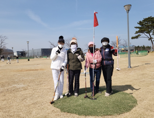 한울클럽 회원들이 원정 경기를 즐기고 있다. 한울클럽 제공