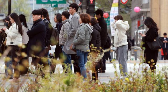 14일 오전 서울 종로구 광화문 사거리에서 시민들이 이동하고 있다. 뉴스1