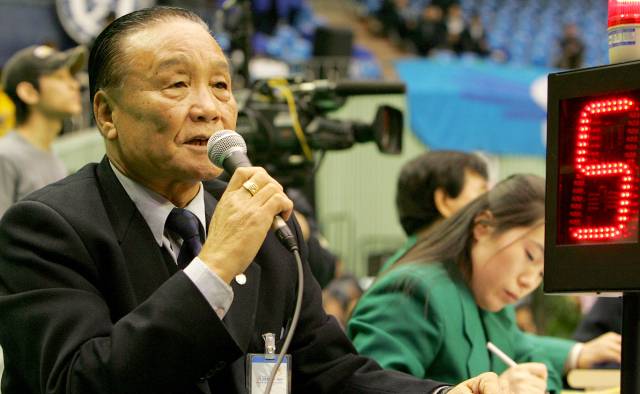 2004년 12월 7일 농구대잔치에서 오랜만에 장내 아나운서를 맡았던 고(故) 염철호 씨. 연합뉴스