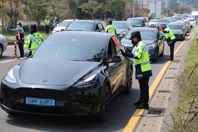제행락철을 맞아 10일 오후 제주시 연북로에서 경찰이 음주운전 단속을 하고 있다. 연합뉴스