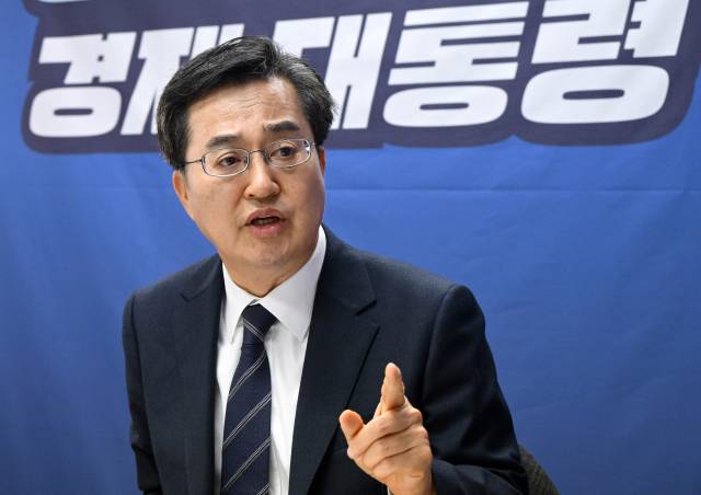 김동연 더불어민주당 대선 경선 후보가 23일 서울 여의도 캠프 사무실에서 서울경제신문과 인터뷰를 하고 있다. 성형주 기자