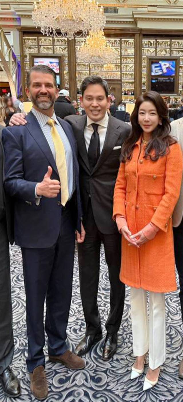 정용진 신세계 그룹 회장이 1월 도널드 트럼프 대통령 취임식에 앞서 도널드 트럼프 주니어(왼쪽)를 만나 부인 한지희 씨와 함께 기념 촬영을 하고 있다. 사진 제공=신세계그룹