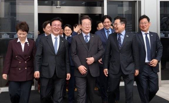 이재명 전 더불어민주당 대표(앞줄 왼쪽에서 3번째)가 4월 9일 서울 여의도 국회에서 대표직 사퇴 후 최고위원 등 당 관계자들과 기념 촬영을 하고 국회를 나가고 있다. 동아DB