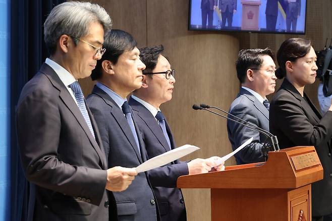 더불어민주당 소속 국회 법제사법위원회 위원들이 4월23일 서울 여의도 국회 소통관에서 이재명 전 대표의 공직선거법 사건의 대법원 전원합의체 심리와 관련해 입장을 밝히고 있다. 왼쪽부터 더불어민주당 김기표·이성윤·박범계·박희승 의원 ⓒ 연합뉴스