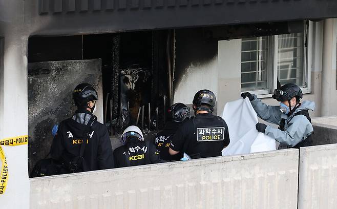 21일 서울 관악구 봉천동 한 아파트에서 화재가 발생, 과학수사대원들이 현장을 감식하고 있다. ⓒ연합뉴스