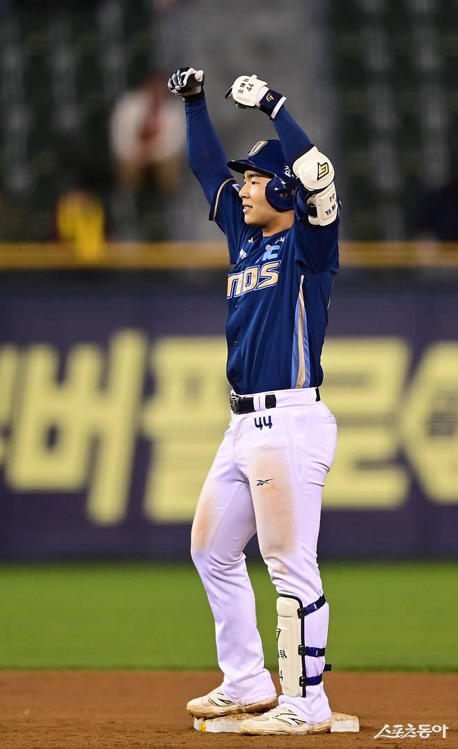 NC 김휘집이 22일 잠실 LG전에서 연장 10회초 결승 1타점 2루타를 쳐내며 팀의 6-5 승리를 이끌었다. NC는 3연패에서 벗어났고, LG는 시즌 첫 연패를 당했다.  잠실｜주현희 기자 teth1147@donga.com