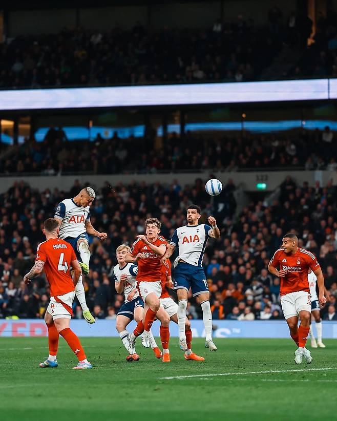 토트넘 히샬리송(왼쪽 위)이 22일(한국시간) 런던 토트넘 홋스퍼 스타디움에서 열린 노팅엄과 EPL 홈경기에서 후반 막판 헤더골을 성공시키고 있다. 토트넘은 1-2로 패해 역대 최악의 부진을 이어갔다. 사진출처|토트넘 홋스퍼 SNS