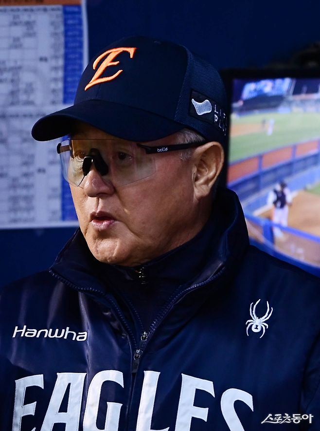 9일 서울 잠실야구장에서 열린 ‘2025 신한 SOL Bank KBO리그’ 한화 이글스와 두산 베어스의 경기에서 한화 김경문 감독이 작전 지시를 하고 있다.  잠실 ｜ 주현희 기자 teth1147@donga.com