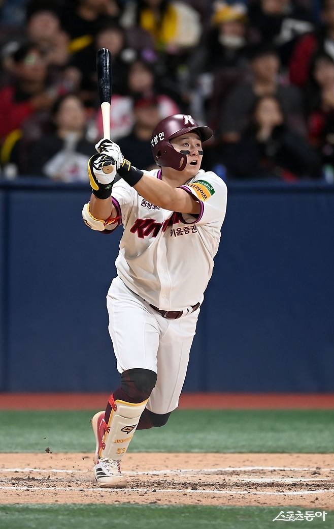 키움 최주환이 개인 통산 1200번째 안타를 홈런으로 장식했다. 스포츠동아 DB