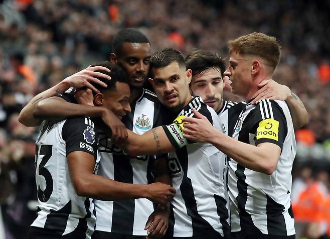 알렉산더 이삭(가운데)과 뉴캐슬 선수단. <저작권자(c) 연합뉴스, 무단 전재-재배포, AI 학습 및 활용 금지>