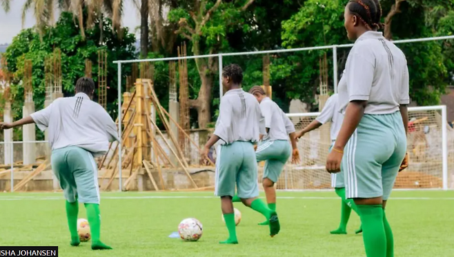 아프리카 시에라리온 수도 프리타운 여성 교도소 수감자들이 축구를 하고 있다. BBC