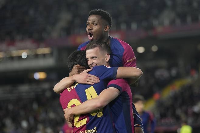 바르셀로나 다니 올모(가운데)가 23일 라리가 마요르카전에서 결승골을 넣은 뒤 동료들의 축하를 받고 있다. EPA연합뉴스