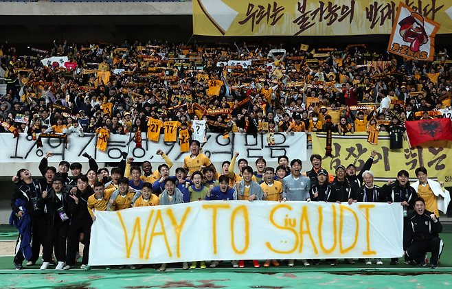 광주FC 선수들이 지난달 빗셀 고배를 꺾고 아시아챔피언스리그 8강행을 확정한 뒤 기념 사진을 찍고 있다. 프로축구연맹